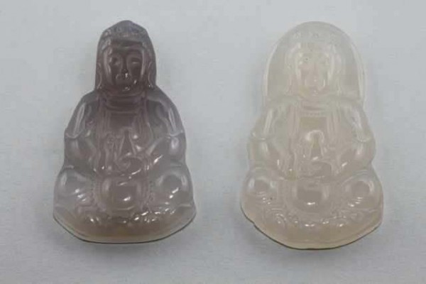 Guan Yin-Amulett mit 1mm Bohrung, 50-65mm, Achat