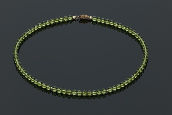 Peridot Kugelkette 5mm/43cm mit 18 Karat Gelbgold Schließe