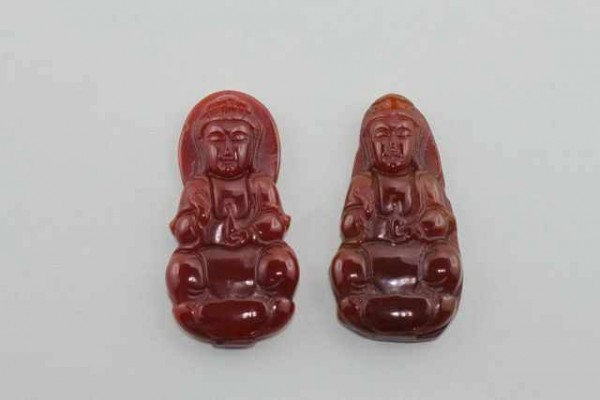 Guan Yin-Amulett mit 1mm Bohrung, 40-48mm, Karneol